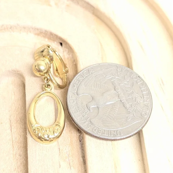 Vintage Crown Trifari Gold-tone Oval Dangle Earrings Clip On Style - Picture 2 of 3